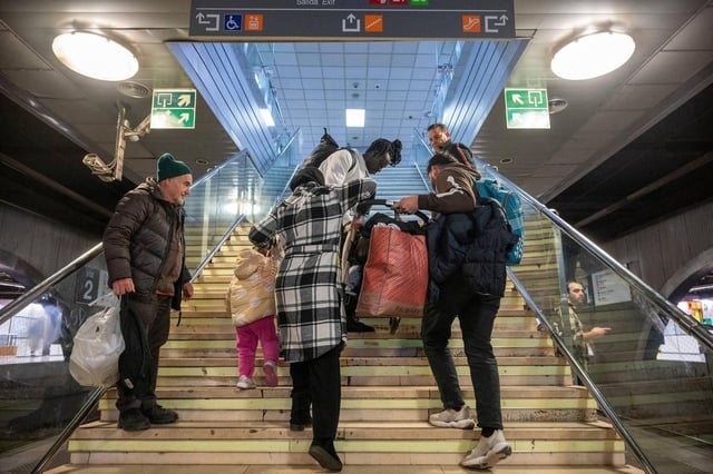 Pasajeros de Rodalies, en la estación de Catalunya subiendo los bártulos a pie tras comprobar que los ascensores y las escaleras no funcionan, el pasado 17 de marzo