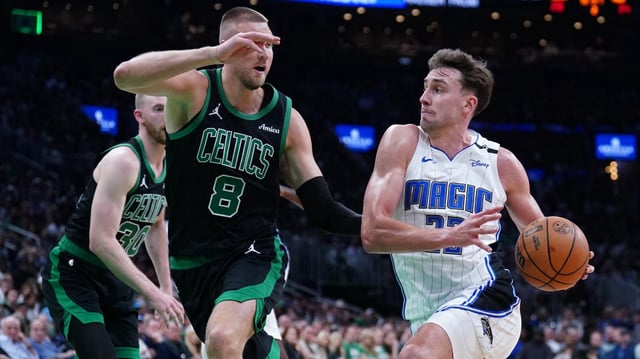 Orlando Magic forward Franz Wagner (22)  im Zweikampf mit Boston Celtics center Kristaps Porzingis (8