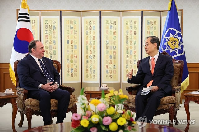 Acting President and Prime Minister Han Duck-soo (R) holds talks with U.S. Secretary of the Navy John Phelan during their meeting at the government complex in Seoul on April 30, 2025, in this photo released by Han's office. (PHOTO NOT FOR SALE) (Yonhap)