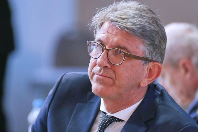 Der designierte Kulturstaatsminister Wolfram Weimer knickt vor der Kampagne gegen ihn ein.