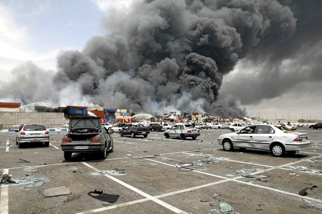 Un nuage de fumée s'échappe du port de Shahid Rajaei, dans le sud de l'Iran, frappé par une immense explosion, samedi 26 avril 2025.  
