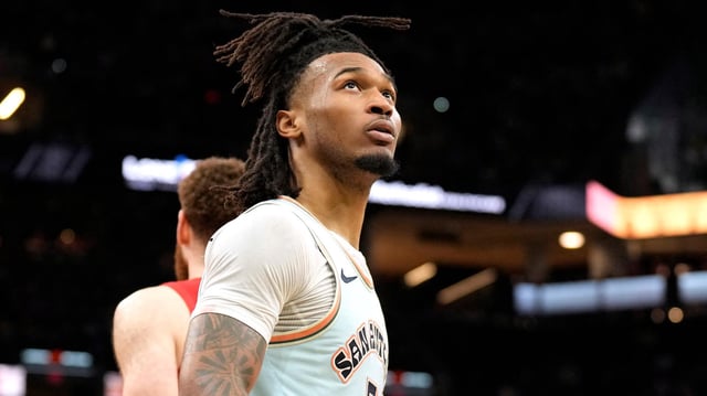 San Antonio Spurs Guard Stephon Castle (5) 