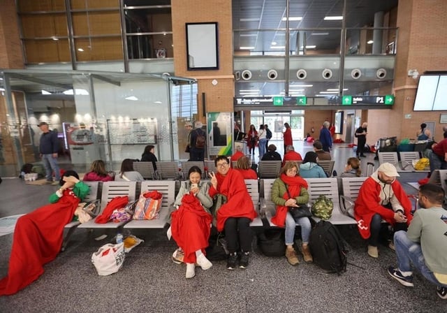 Viajeros en la estación de Córdoba el martes tras el apagón