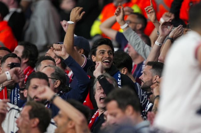Pastore, au milieu des supporters du PSG.
