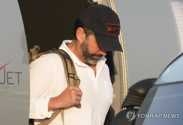 Donald Trump Jr. steps off his personal plane at Gimpo International Airport in western Seoul on April 29, 2025. He arrived ahead of planned meetings with business leaders from South Korean conglomerates the following day. (Pool photo) (Yonhap)