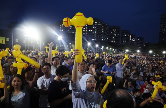 Workers’ Party supporters attend a rally ahead of the general election in Singapore April 28, 2025. REUTERS/Edgar Su