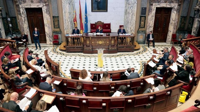 Catalá carga contra socialistas y Compromís por años de inacción y recuerda que su regulación permitía 200.000 plazas turísticas más, frente a las 5.500 que propone su gobierno