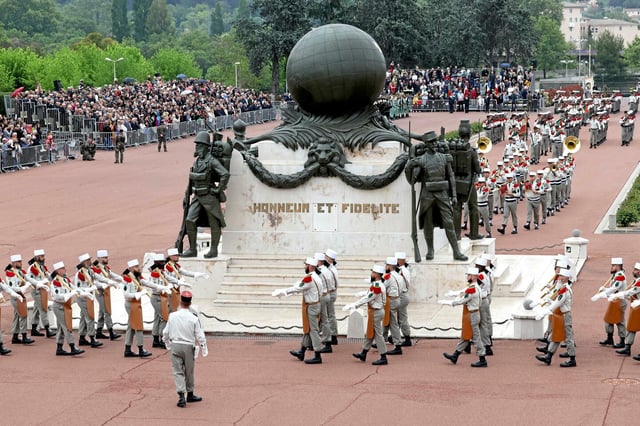 Le monument rapporté de Sidi Bel Abbès, ancien quartier général de la Légion étrangère jusqu'en 1962. C'est devant lui que se tient chaque année la cérémonie de Camerone, bataille devenue mythe pour la Légion.  
