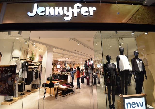 Devenue Don’t call me Jennyfer en 2019 puis renommée Jennyfer en 2024, la marque était en difficulté depuis plusieurs années.