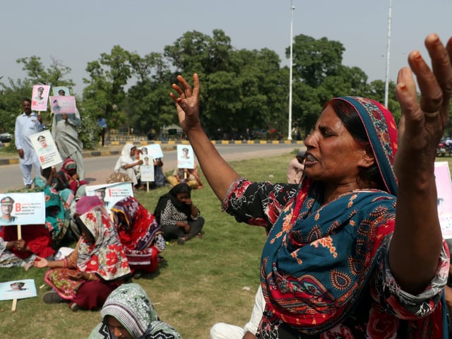ISLAMABAD (Pakistan), 30/04/2025.- Supporters of minority rights group 'World Minority Alliance' hold pictures of Pakistan's Army Chief General Asif Munir during a protest against India, in Islamabad, Pakistan, 30 April 2025. Pakistan's National Security Committee (NSC) convened on 24 April to respond to India's measures, including the downgrading of diplomatic ties, following the deadly attack in Pahalgam, India-administered Kashmir, that left 26 people dead. (Protestas) EFE/EPA/SOHAIL SHAHZAD