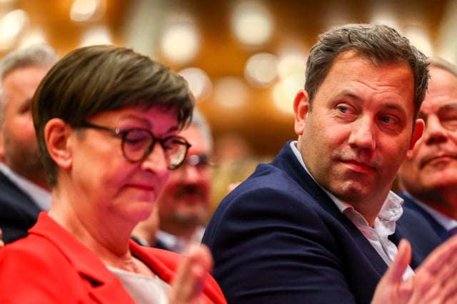 SPD Party leaders Saskia Esken and Lars Klingbeil attend a so-called Social Democratic Party (SPD) dialogue conference with the party leadership as part of the SPD members' vote on the coalition agreement between the SPD, CDU and CSU, in Baunatal, Germany, April 26, 2025. REUTERS/Leon Kuegeler/File Photo