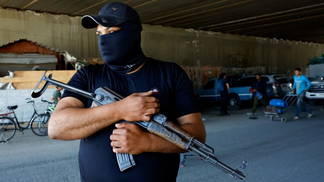 Les forces de sécurité syriennes vérifient les véhicules entrant dans la ville druze de Jaramana, au sud-est de Damas, en Syrie, le 29 avril 2025.