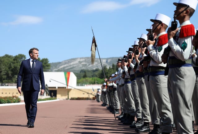 Emmanuel Macron passe en revue les troupes de la Légion étrangère à Aubagne, le 30 avril 2025.