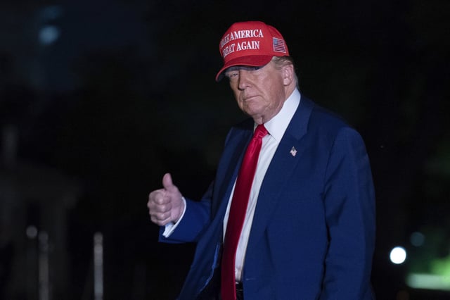 El presidente Donald Trump hace un gesto a los periodistas mientras camina por el jardín sur de la Casa Blanca en Washington, el martes 29 de abril de 2025