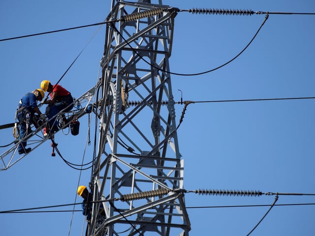 -FOTODELDÍA- SAN JUAN DE NIEVA (AVILÉS), ASTURIAS. 2308/2023.- Varios operarios trabajan en torres de alta tensión en Avilés. La demanda eléctrica ha alcanzado su mayor nivel en lo que va de agosto en plena cuarta ola de calor del verano, que se mantendrá al menos hasta el próximo jueves y dejará temperaturas máximas por encima de los 40 grados. EFE/Eloy Alonso