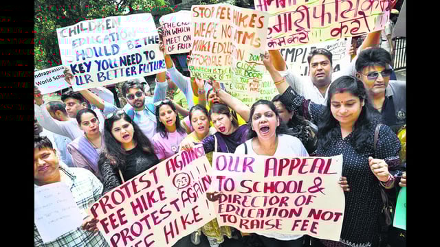 New Delhi, India. 16th April 2025: Several parents of students studying in private schools in the Delhi area staged a protest against an alleged fee hike in front of the Directorate of Education office at Delhi Vidhan Sabha in New Delhi, India, on Wednesday, April 16, 2025. (Photo by Arvind Yadav/Hindustan Times) (Hindustan Times)