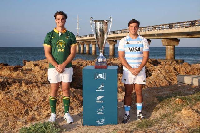 El capitán de Los Pumitas Felipe Ledesma en la tradicional foto de los capitanes en la previa al debut de Los Pumitas en el Rugby Championship M20. (Prensa UAR / Gallo Images)