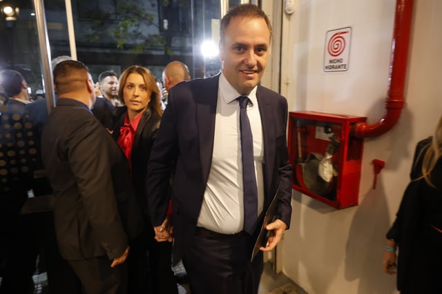 Manuel Adorni llega al debate que se llevará a cabo en el Canal de la Ciudad