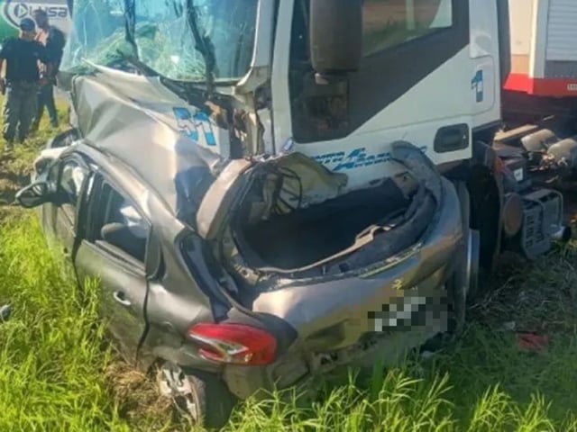 Una pareja murió en Corrientes tras un choque con un camión en la ruta 12.
