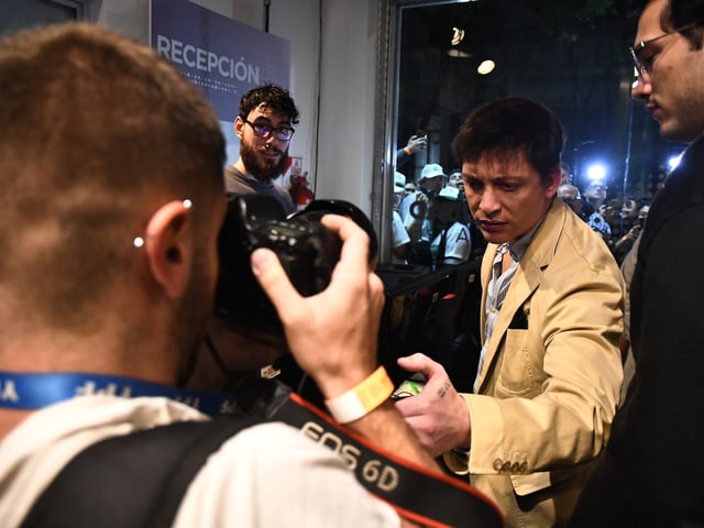 SANTIAGO CAPUTO LE TAPA EL LENTE DE LA CAMARA A UN REPORTERO GRAFICO Y LE REVISA LA CREDENCIAL  - Debate de Candidatos a Legisladores por la Ciudad Bs As.   fotografo reportero