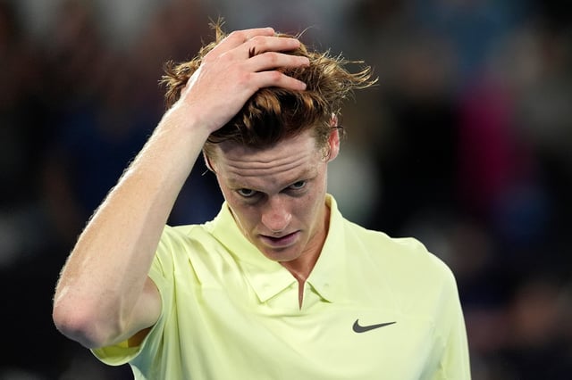 Jannik Sinner reacciona tras derrotar a Alexander Zverev en la final del Abierto de Australia, el domingo 26 de enero de 2025. (AP Foto/Ng Han Guan)
