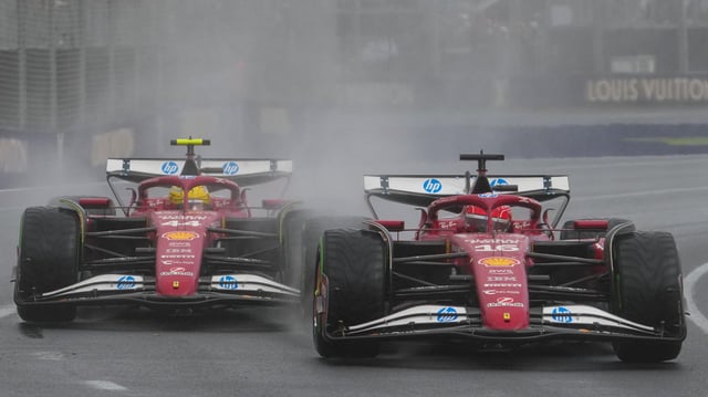 Ferrari's Lewis Hamilton hinter Ferrari's Charles Leclerc