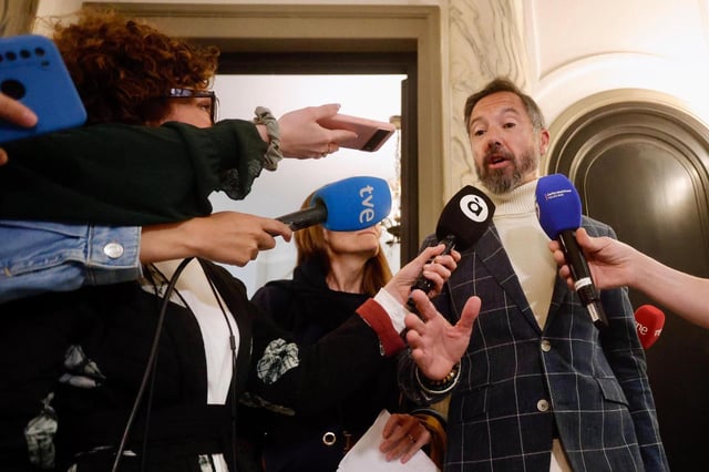 Badenas atiende a la prensa junto a la concejala Cecilia Herrero.
