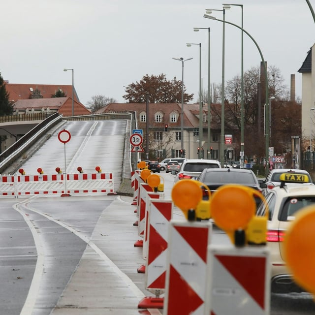 Treptow-Köpenick: Die Brücke an der Wuhlheide in Oberschöneweide muss wegen Schäden voll gesperrt werden.