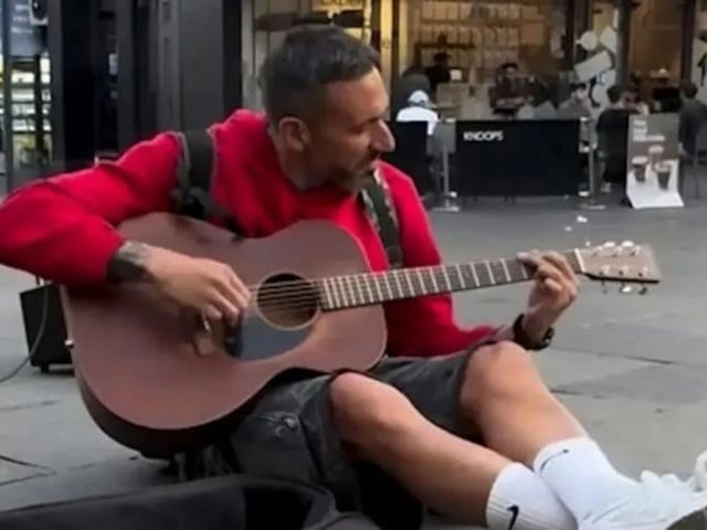 Jonás Gutiérrez sorprendió en las calles de Newcastle tocando la guitarra.