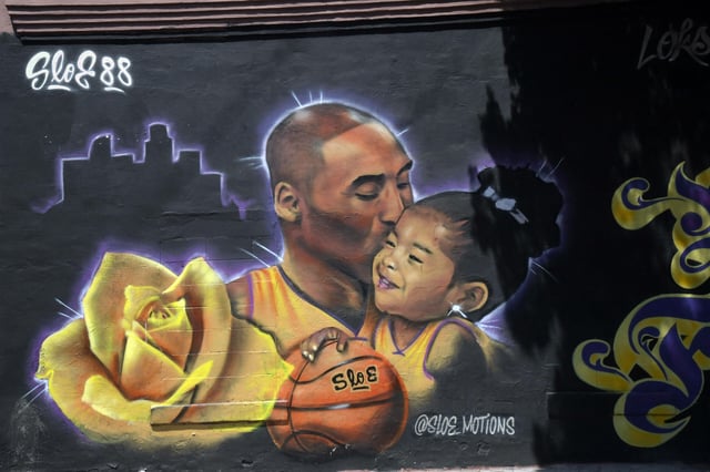 So sah das Wandgemälde zu Ehren von Kobe Bryant und seiner Tochter aus, bevor es vandalisiert wurde.