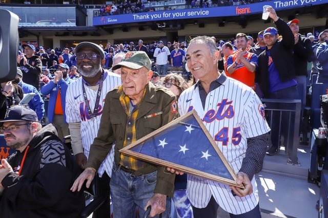 Seymour Weiner with Mookie Wilson, left, and John Franco, who presented the veteran with a signed case.