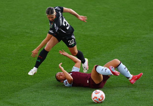 Soccer Football - Women's Super League - Aston Villa v Arsenal - Villa Park, Birmingham, Britain - April 30, 2025   Aston Villa's Maz Pacheco in action with Arsenal's Kyra Cooney-Cross Action Images via Reuters/Matthew Childs