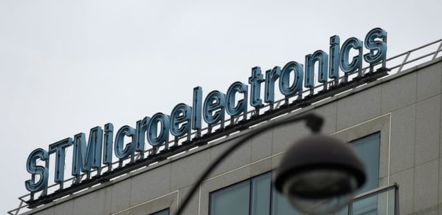Le groupe franco-italien de composants électroniques STMicroelectronics compte se séparer "d'environ 1.000 personnes" en France sur les 2.800 départs volontaires prévus dans le monde d'ici fin 2027