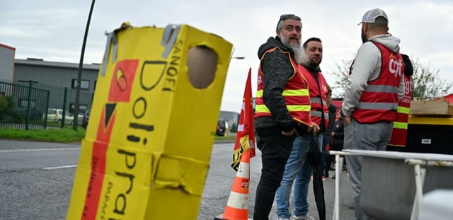 Mouvement de grève des salariés de l'usine d'Opella à Lisieux, le 17 octobre 2024, contre la vente de cette filiale de Sanofi à un fonds américain