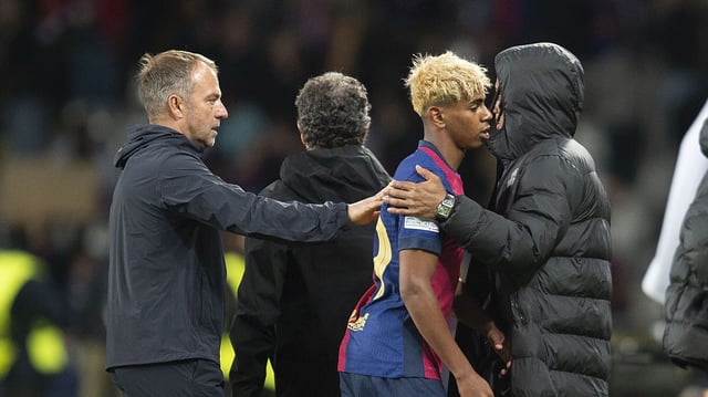 Lamine Yamal, decepcionado al término del encuentro a pesar del ánimo de Hansi Flick al finalizar el partido de ida.