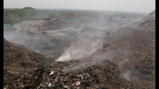 Smoke rising from a waste treatment plant on the Gurugram-Faridabad Road near Bandhwari village in Gurugram on Wednesday. (PARVEEN KUMAR/HT)
