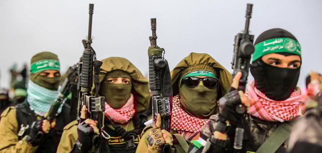 Vermummte und bewaffnete Mitglieder der Terrororganisation Hamas