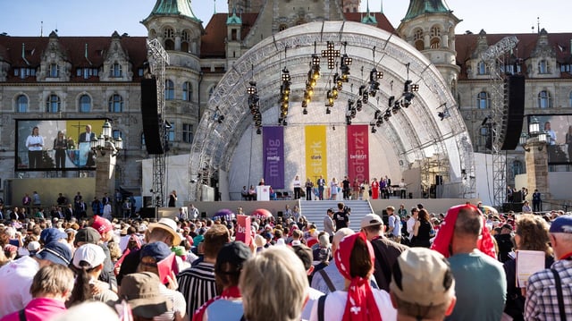 Auf einer Bühne Neuen Rathaus wird der Eröffnungsgottesdienst für den Deutschen Evangelischen Kirchentag in Hannover durchgeführt.
