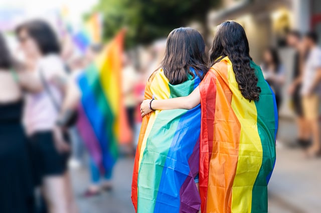 En 2023, 19% des femmes de 18 à 29 ne s’identifient pas comme hétérosexuelles. C’était cas de 3% des femmes en 2015.