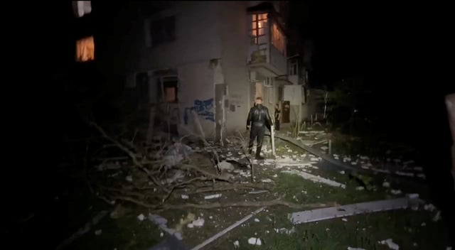 Un homme se tient au milieu des débris à la suite d’une attaque de drones par les forces russes, à un endroit donné comme étant Odessa, en Ukraine.