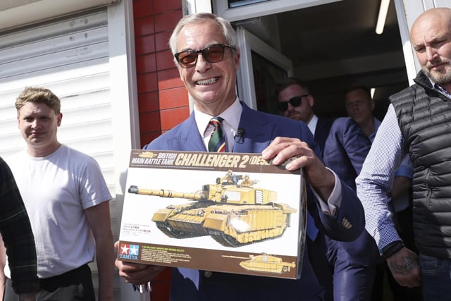 El líder de Reform UK, Nigel Farage, con una maqueta de un tanque británico durante un acto de campaña este martes en Scunthorpe.