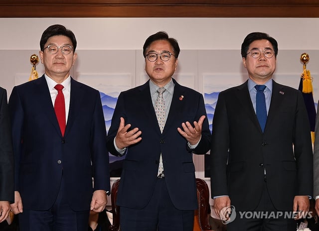 National Assembly Speaker Woo Won-shik (C) poses for a photo with Kweon Seong-dong (L), floor leader of the ruling People Power Party, and Park Chan-dae, floor leader of the main opposition Democratic Party, during their meeting at Woo's office in Seoul in this March 18, 2025, file photo. (Pool photo) (Yonhap)