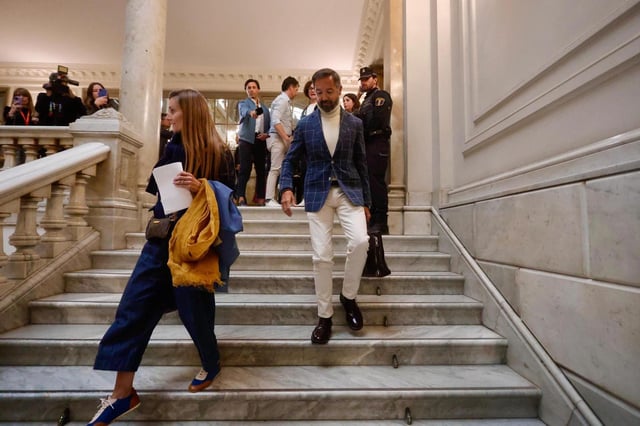 Cecilia Herrero y Juan Manuel Badenas abandonan el ayuntamiento por la escala señorial.