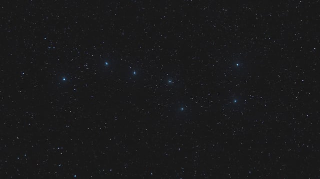Aufnahme des Großen Wagens im Sternbild Ursa Major an einem Himmel voller Sterne
