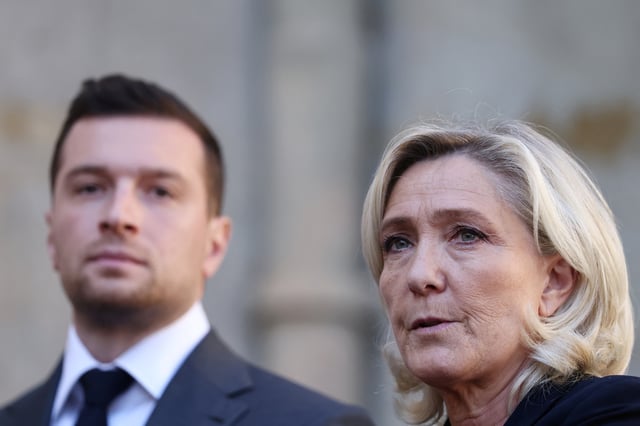 Jordan Bardella, président du RN, et Marine Le Pen, présidente du groupe parlementaire du RN, à l’hôtel Matignon, le 30 avril 2025.