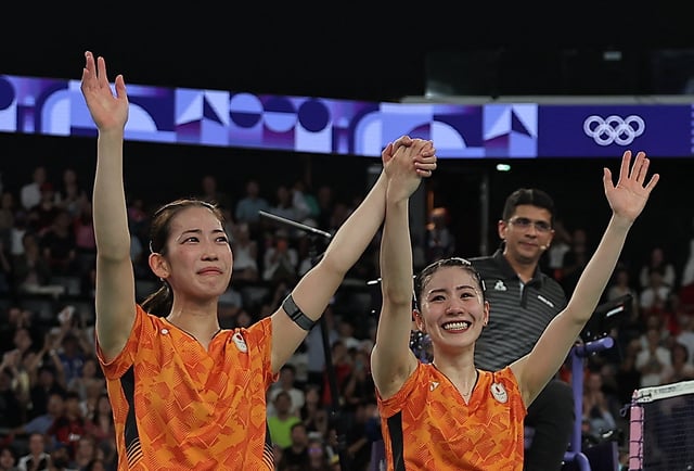 Paris 2024 Olympics - Badminton - Women's Doubles Bronze Medal Match - Porte de La Chapelle Arena, Paris, France - August 03, 2024. Nami Matsuyama of Japan and Chiharu Shida of Japan celebrate after winning bronze in the match against Pearly Tan of Malaysia and Muralitharan Thinaah of Malaysia. REUTERS/Ann Wang