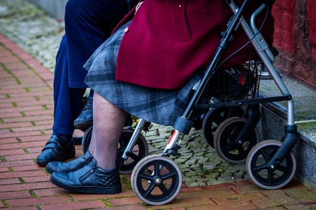 Zwei ältere Frauen sitzen auf ihrem Rollator (Symbolfoto).
