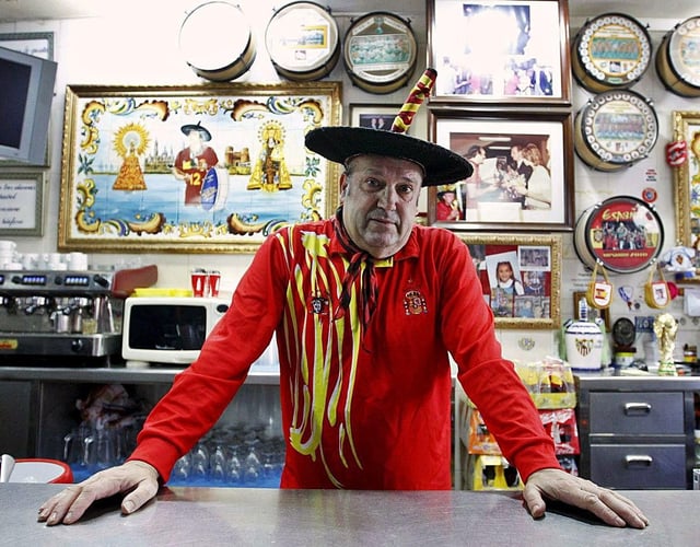 Manuel Cáceres, en su bar 'Tu museo deportivo' de València.