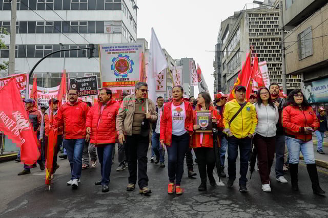 Marcela Arellano, presidenta del Frente Unitario de Trabajadores, la principal central sindical del país, camina con otras personas que participan en una marcha en el Día Internacional de los Trabajadores para exigir que el presidente de Ecuador, Guillermo Lasso, quien enfrenta un proceso de destitución, deje el cargo en medio del aumento de la delincuencia y la inseguridad, en Quito, Ecuador, el 1 de mayo de 2023.