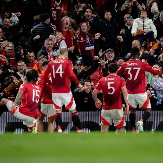 Die Spieler von Manchester United jubeln.